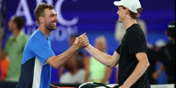 ‘One Point Slam’ në tenis sjell befasira: Sinner përjashtohet nga një diletant, Alcaraz dorëzohet ndaj Sakkari.