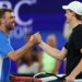 ‘One Point Slam’ në tenis sjell befasira: Sinner përjashtohet nga një diletant, Alcaraz dorëzohet ndaj Sakkari.