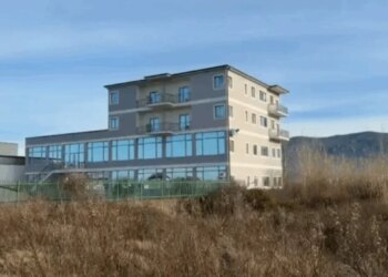 ‘Shtëpia’ e barit, armëve dhe municionit në Lezhë/ Babai dhe djali qëndrojnë në burg, ‘arrest shtëpie’ për punonjësin e OSHEE-së