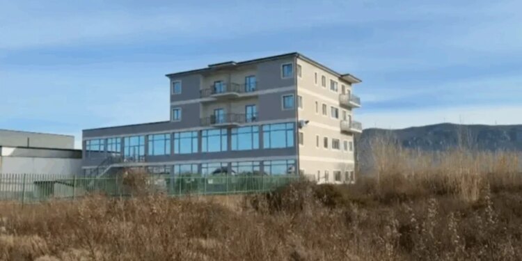 ‘Shtëpia’ e barit, armëve dhe municionit në Lezhë/ Babai dhe djali qëndrojnë në burg, ‘arrest shtëpie’ për punonjësin e OSHEE-së