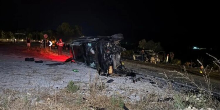 14:50

Video / Pas emërimit si trajner i Lirisë së Prizrenit, ndodhet në aksident trajneri i njohur…  
Ismet Munishi u bë pjesë e Lirisë së Prizrenit mbrëmjen e djeshme, duke u emëruar trajner. Sidoqoftë, gëzimi për teknikun 51-vjeçar duket se ka qenë i shkurtër.