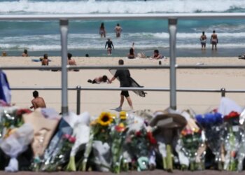 15 të vdekur dhe dhjetëra të plagosur, i akuzuari për sulmin në Bondi Beach paraqitet për herë të parë para gjykatës.