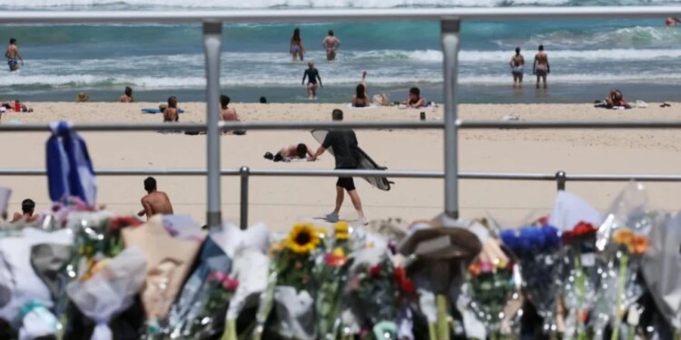 15 të vdekur dhe dhjetëra të plagosur, i akuzuari për sulmin në Bondi Beach paraqitet për herë të parë para gjykatës.