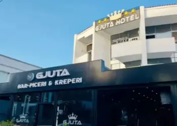 18-vjeçarja e plagosur në hotelin në Tiranë, gjykata vendos të mbajë në burg të dashurin e saj, ndërsa dy persona të tjerë janë lënë të lirë.