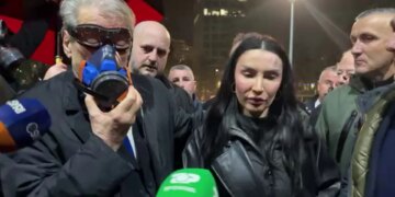 20:28
Protesta e opozitës/ Ish-kandidatja e PD në Shkodër, Senada Ahmeti, pëson lëndim.