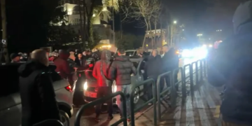 20:42

LAJM I FUNDIT/ Protestuesit përplasen me qytetarët, duke i penguar ata të kalojnë dhe duke gjuajtur me grushte drejt automjeteve.