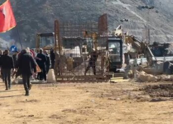 26 ditë protestë përballë ndërtimit të resortit turistik mbi tokat e tyre, banorët kundërshtojnë dhe thyejnë xhamat e automjeteve.