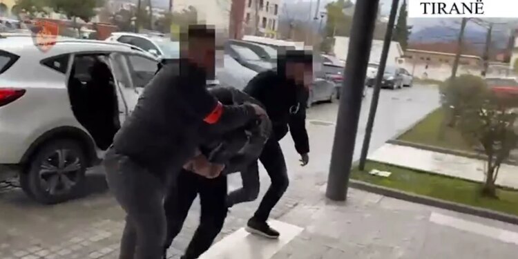 28-vjeçari në Tiranë arrestohet pasi kishte fshehur një pistoletë në papafingo.