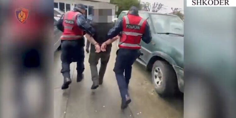 44-vjeçari arrestohet gjatë kontrollit për kultivim narkotikësh, i gjen një thikë në çastin e ndalimit.