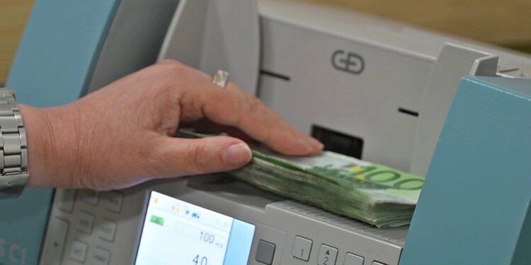 4.83 miliardë euro në cash në Shqipëri, qytetarët po e rrisin sasinë e parave fizike që mbajnë.