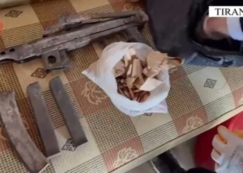 63-vjeçari në Tiranë arrestohet pasi kishte transformuar shtëpinë e tij në ‘arsenal armësh’  
Përfundon operacioni policor i quajtur “Kllojka”, i dedikuar goditjes së armëmbajtjes së paligjshme.