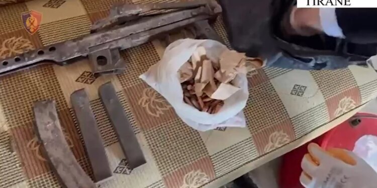 63-vjeçari në Tiranë arrestohet pasi kishte transformuar shtëpinë e tij në ‘arsenal armësh’  
Përfundon operacioni policor i quajtur “Kllojka”, i dedikuar goditjes së armëmbajtjes së paligjshme.