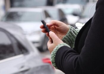 “A duhet Shqipëria të adoptojë ndalimin europian për përdorimin e rrjeteve sociale nga të miturit nën 16 vjeç?”