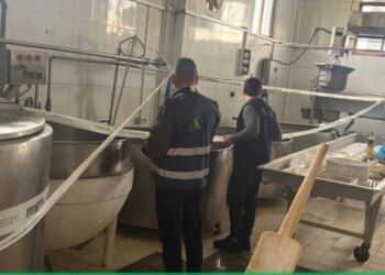 AKU ndërhyn në baxhon në Fier, bllokohen mijëra kilogramë produkte qumështi, duke përfshirë gjalpin dhe mocarelën e pasigurt për konsum.