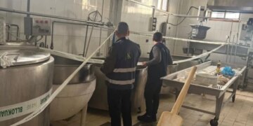 AKU ndërhyn në baxhon në Fier, bllokohen mijëra kilogramë produkte qumështi, duke përfshirë gjalpin dhe mocarelën e pasigurt për konsum.