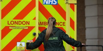 Aeroplan i vogël i rrëzuar në Mançester, një nga pasagjerët shpëton me parashutë.