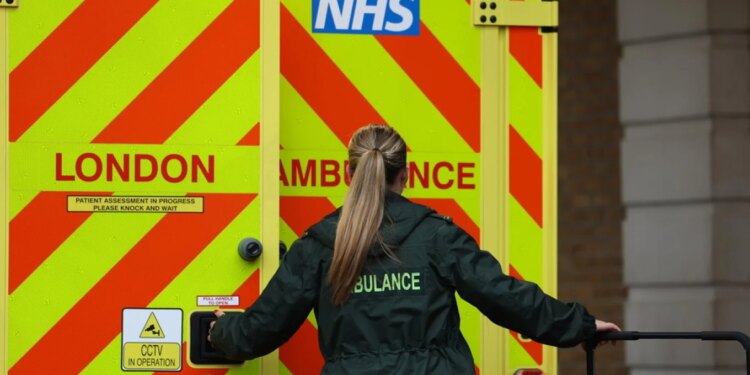 Aeroplan i vogël i rrëzuar në Mançester, një nga pasagjerët shpëton me parashutë.