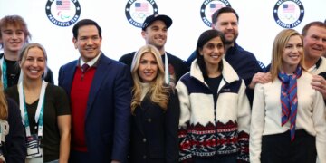 Air Force One arrin në Milano, zëvendëspresidenti amerikan J.D. Vance dhe Sekretari i Shtetit Marco Rubio prezantohen në Lojërat Olimpike Dimërore 2026.