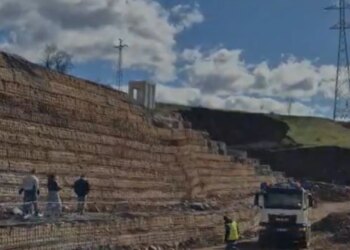 Aksi Përrenjas-Librazhd bllokohet nga rrëshqitja masive, pritet hapja e rrugës ditën e hënë. Nesër do të përfundojë bypass-i për të lejuar kalimin në zonën e dëmtuar.