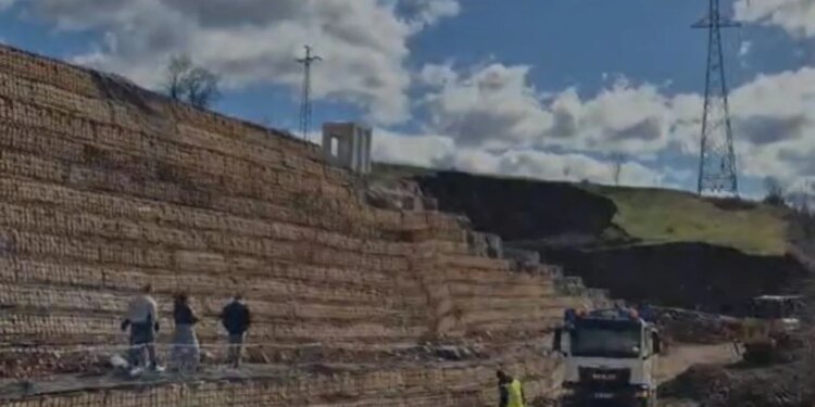 Aksi Përrenjas-Librazhd bllokohet nga rrëshqitja masive, pritet hapja e rrugës ditën e hënë. Nesër do të përfundojë bypass-i për të lejuar kalimin në zonën e dëmtuar.