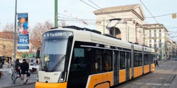 Aksident i rëndë në Milano, tramvaji del nga shinat dhe përplas këmbësorë.