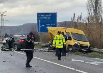 Aksident me tre automjete në zonën e Ishull-Lezhë, disa persona të lënduar