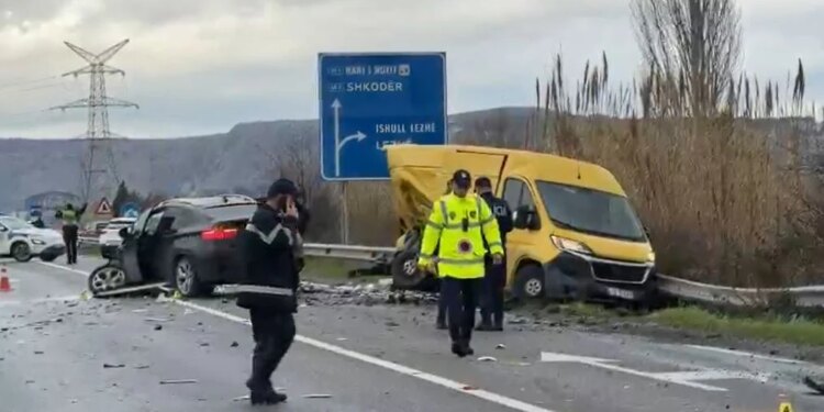 Aksident me tre automjete në zonën e Ishull-Lezhë, disa persona të lënduar