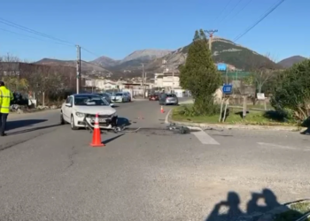 Aksident në Lezhë/ Automjeti godet motomjetin, drejtuesi pëson lëndime.
