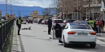 Aksident në Vlorë, një person i goditur nga “Audi” ndërsa kishte qarkulluar me biçikletë.