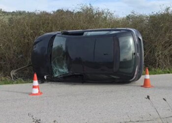 Aksident në rrugën Fier-Libofsh, automobili përmbyset dhe shoferja merr lëndime.