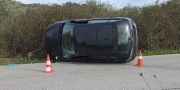 Aksident në rrugën Fier-Libofsh, automobili përmbyset dhe shoferja merr lëndime.