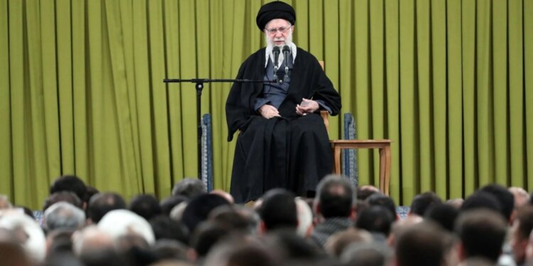 Ali Khamenei, lideri suprem i Iranit, apelon për qëndrim ndaj ndikimeve të jashtme dhe inkurajon popullin të mos dorëzohet.