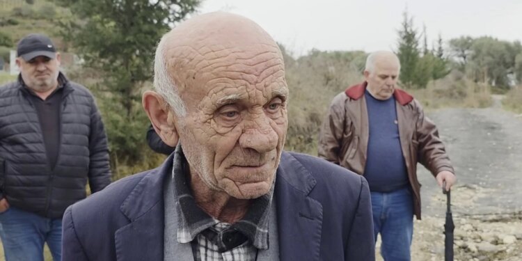 Ankesa në Cakran: Banorët protestojnë për rrugën drejt varrezave, shprehin vështirësi në transportimin e arkëmorteve