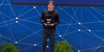 Antonio Conte shpallet fitues i çmimit 'Pankina e Artë' për herë të pestë: Një arritje e jashtëzakonshme.