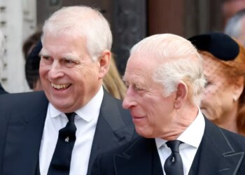 Arrestimi i Dukës Andrew, vëllai i tij, Mbreti Charles, shprehet se ligji duhet të ndjekë procedurat e tij.