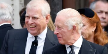 Arrestimi i Dukës Andrew, vëllai i tij, Mbreti Charles, shprehet se ligji duhet të ndjekë procedurat e tij.