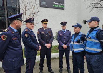 Arrestimi në flagrancë i autorit të grabitjes së bankës në Tiranë nga dy efektivët e policisë.