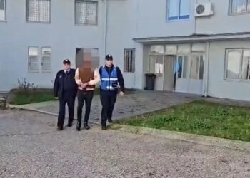 Arrestohet 33-vjeçari në Përmet, i cili kishte armë zjarri dhe drogë, pas një veprimi sekuestrimi të realizuar nga policia, i njohur për precedentë të mëparshëm penalë.