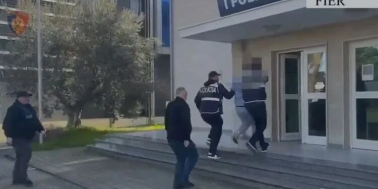 Arrestohet 41-vjeçari në Fier për armëmbajtje pa leje, në pranga edhe një 21-vjeçar.