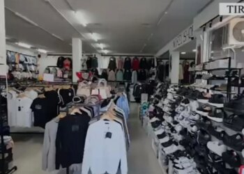 Arrestohet administratorja e dyqanit për tregtim veshjesh kontrabandë me logo false, vlera e mallit arrin në 40 mijë euro.