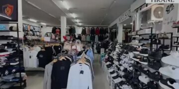 Arrestohet administratorja e dyqanit për tregtim veshjesh kontrabandë me logo false, vlera e mallit arrin në 40 mijë euro.