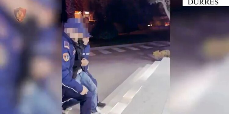 Arrestohet në flagrancë 44-vjeçari për vjedhje produktesh në një farmaci në Durrës.