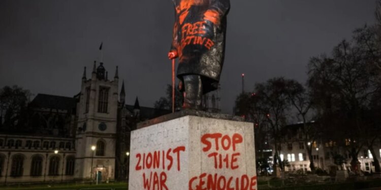 Arrestohet një 38-vjeçar për shkaktimin e damkave raciste mbi statujën e Churchillit jashtë Parlamentit të Mbretërisë së Bashkuar.