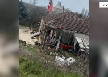 Arsenal armësh, municion luftarak dhe drogë e zbuluar në Fushë Krujë, shpallet në kërkim një 49-vjeçar.