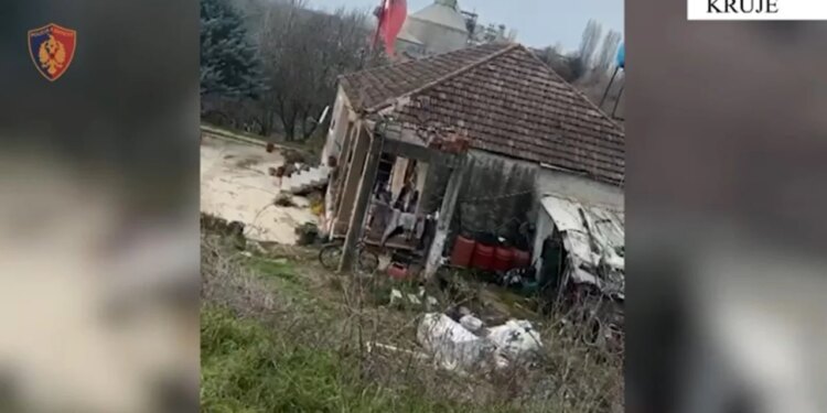 Arsenal armësh, municion luftarak dhe drogë e zbuluar në Fushë Krujë, shpallet në kërkim një 49-vjeçar.