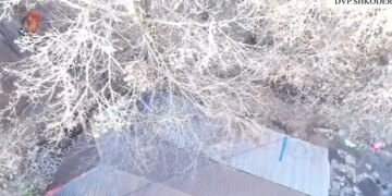 Arsenal armësh zjarri dhe municioni luftarak sekuestruar në Shkodër, dy të rinj të arrestuar.