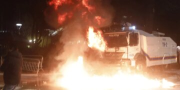 Autobusi i policisë me ujë shpërthen në flakë, ngjarje që nuk u filmua gjatë protestës së PD-së.