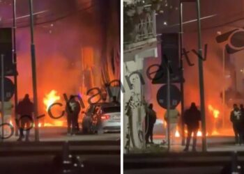 Automjet i djegur në Ujin e Ftohtë, rruga e bllokuar.