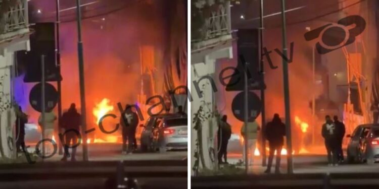 Automjet i djegur në Ujin e Ftohtë, rruga e bllokuar.