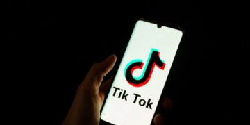 BE: TikTok bëhet objekt i kërcënimeve për gjobë për shkak të rrezikut të varësisë